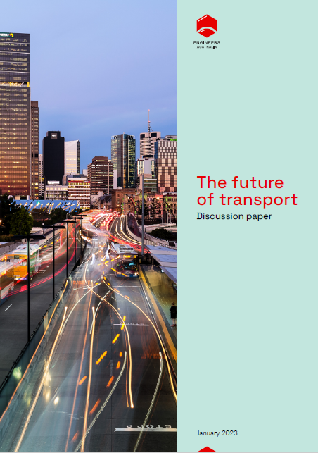 交通运输的未来纸封面，以红色文字和高速公路在高层建筑中间的图像为特色